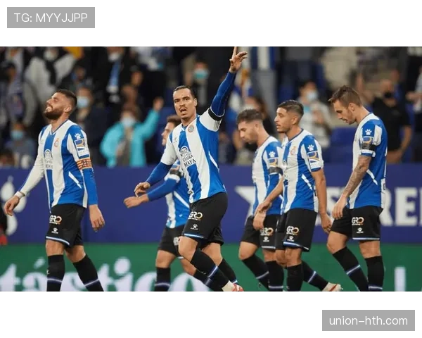 西甲后卫组合本赛季表现稳健,防守效率持续提升 西甲后卫组合本赛季表现稳健,防守效率持续提升